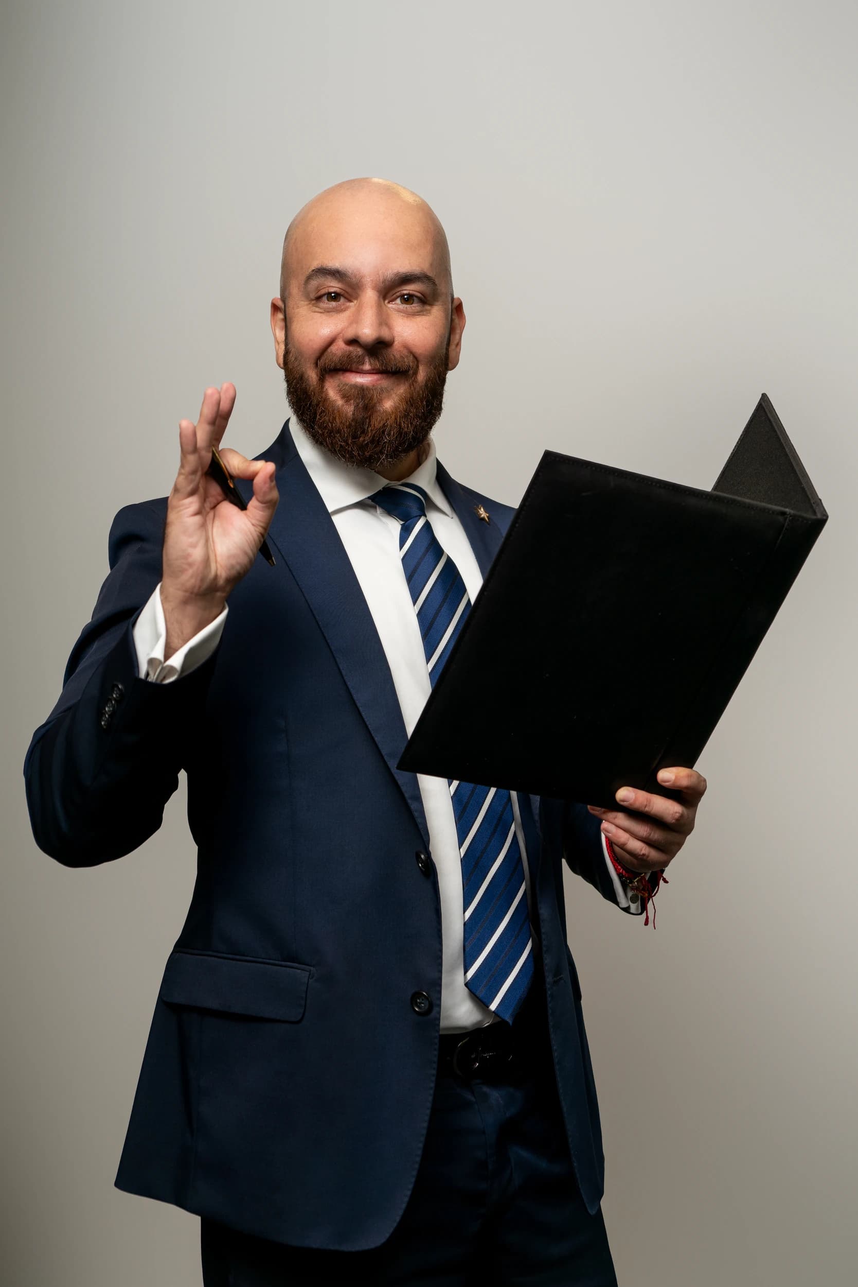 Ernesto Villarreal asesorando a un cliente sobre seguros